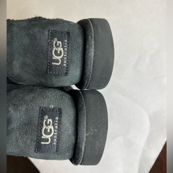 UGG black sheepskin  classic short II boot US 8 - Picture 6 of 16